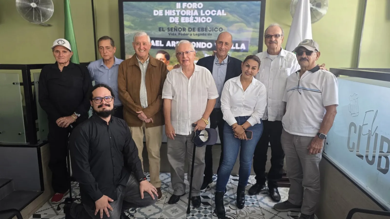 Grupo de personas frente a una pantalla con el título II Foro de Historia Local de Ebéjico y El Señor de Ebéjico.